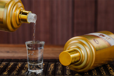 如何向别人介绍酱香酒，酱香白酒为什么要用小杯来喝